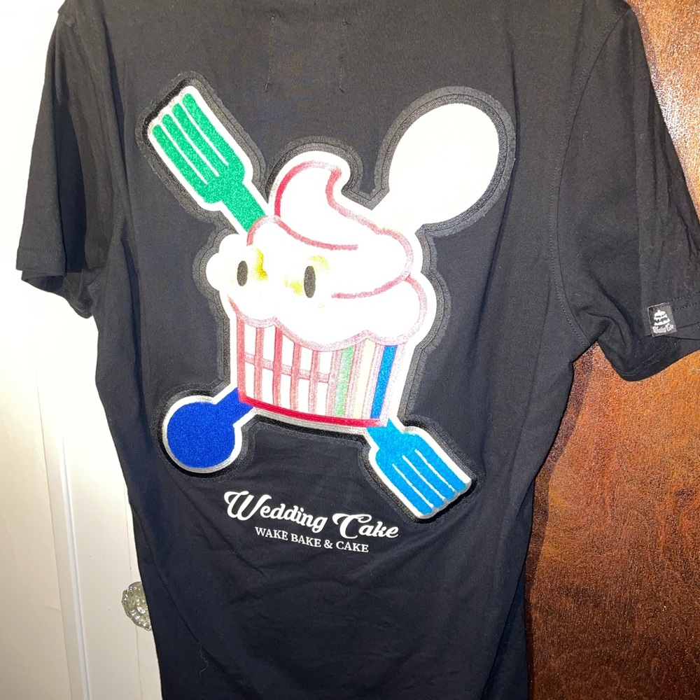 Unique t-shirt with cupcake logo